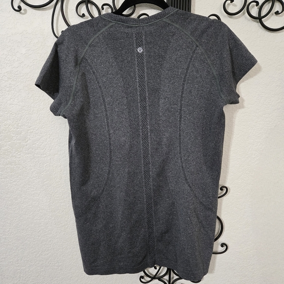 LULULEMON Swiftly Tech Tee |‎ 12 - Picture 2 of 4